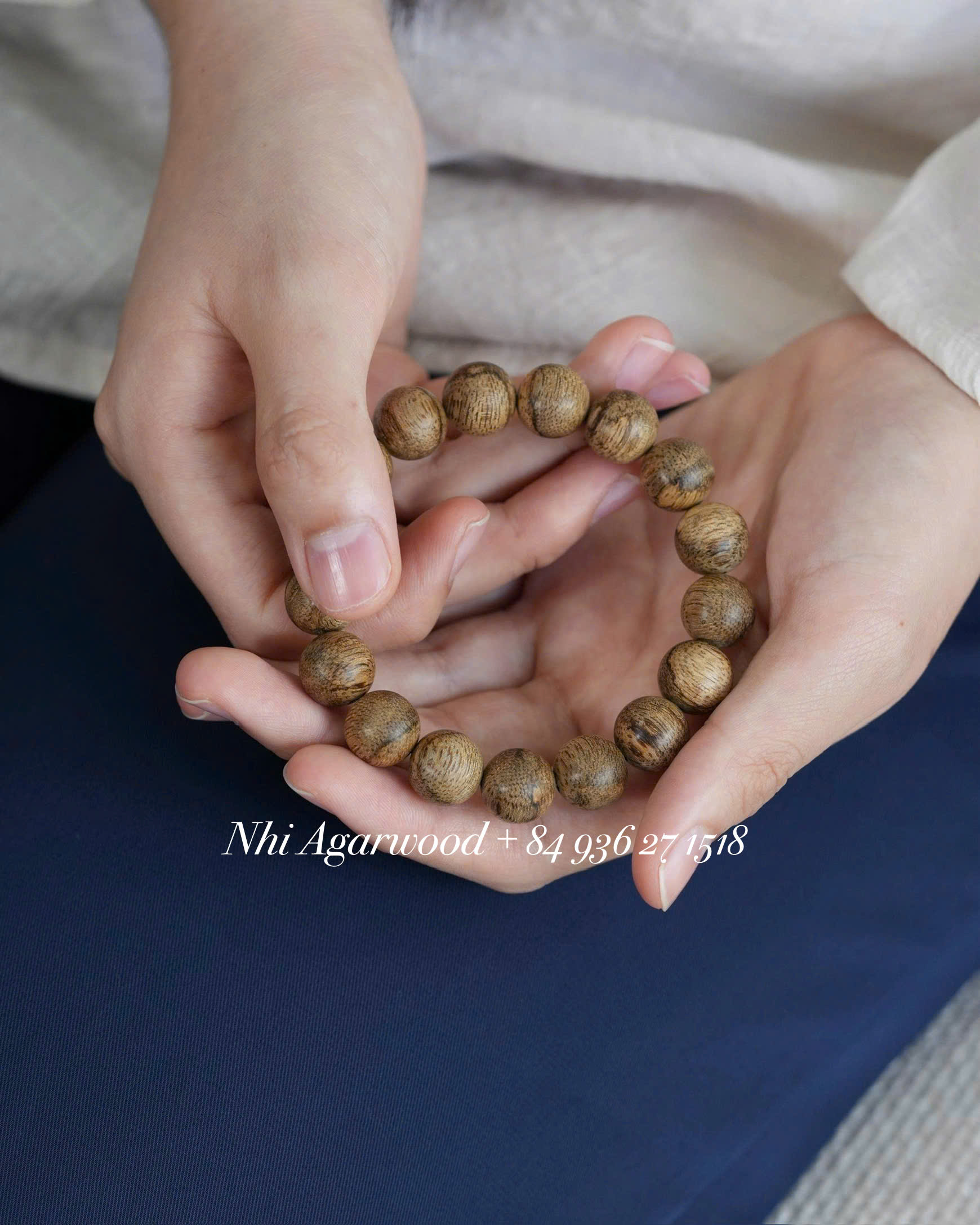 Natural Agarwood Bracelet –&nbsp; Vietnamese Oud (12mm Beads, Elegant &amp; Fashionable)