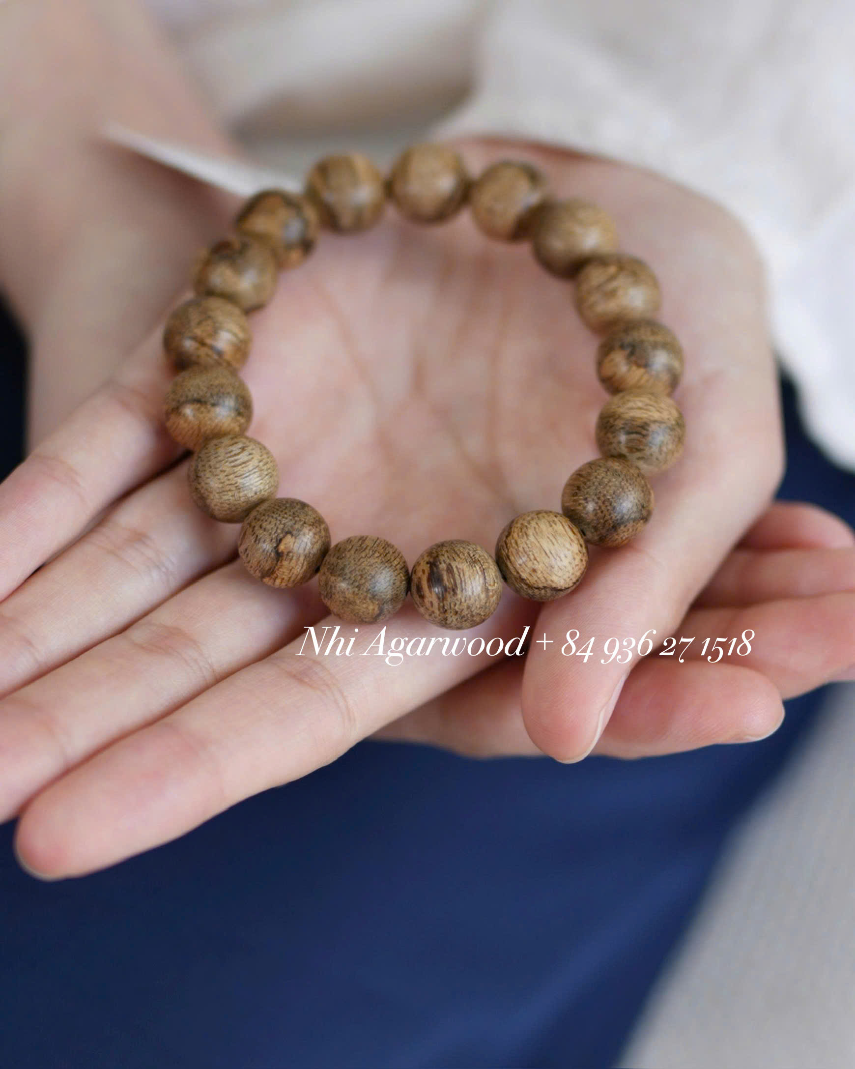 Natural Agarwood Bracelet –&nbsp; Vietnamese Oud (12mm Beads, Elegant &amp; Fashionable)