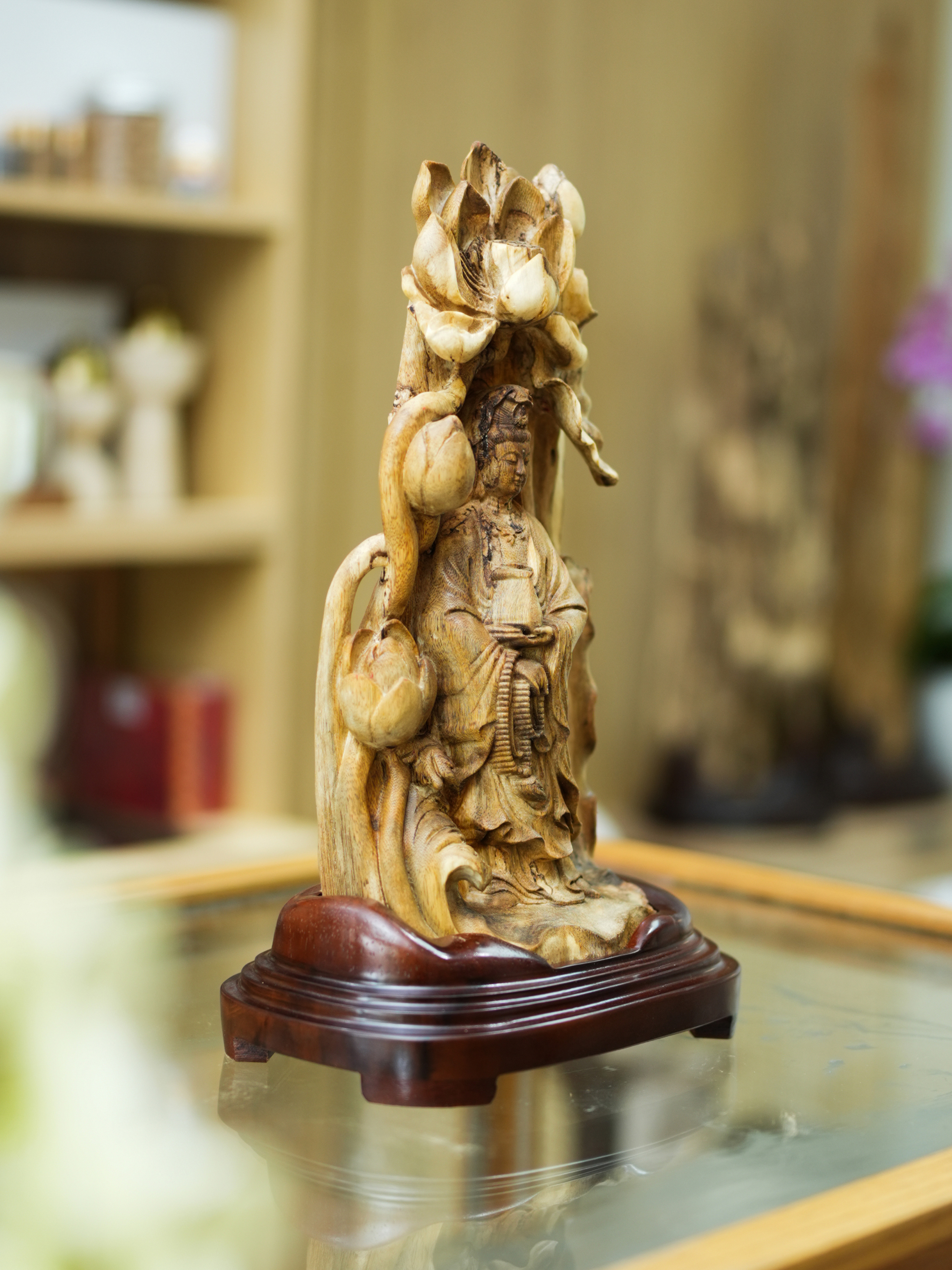 Vietnamese Agarwood Guanyin Sculpture – 34cm Hand-Carved Oud Art