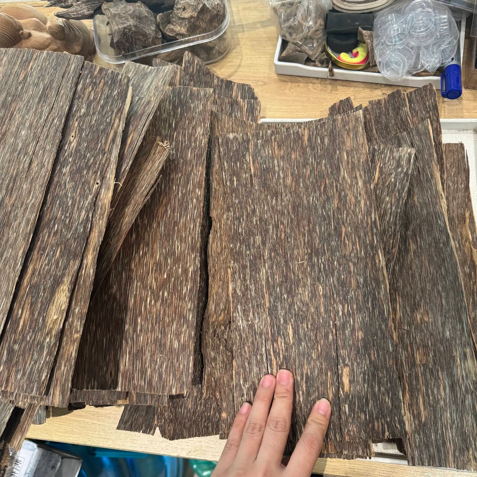 Premium Flat Agarwood Chips – One-Side Oil Vietnamese Oud (VIP Grade)