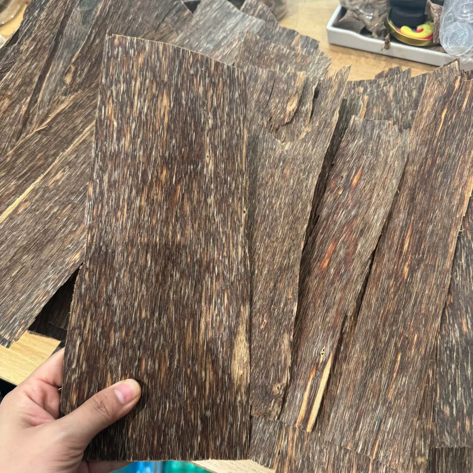 Premium Flat Agarwood Chips – One-Side Oil Vietnamese Oud (VIP Grade)
